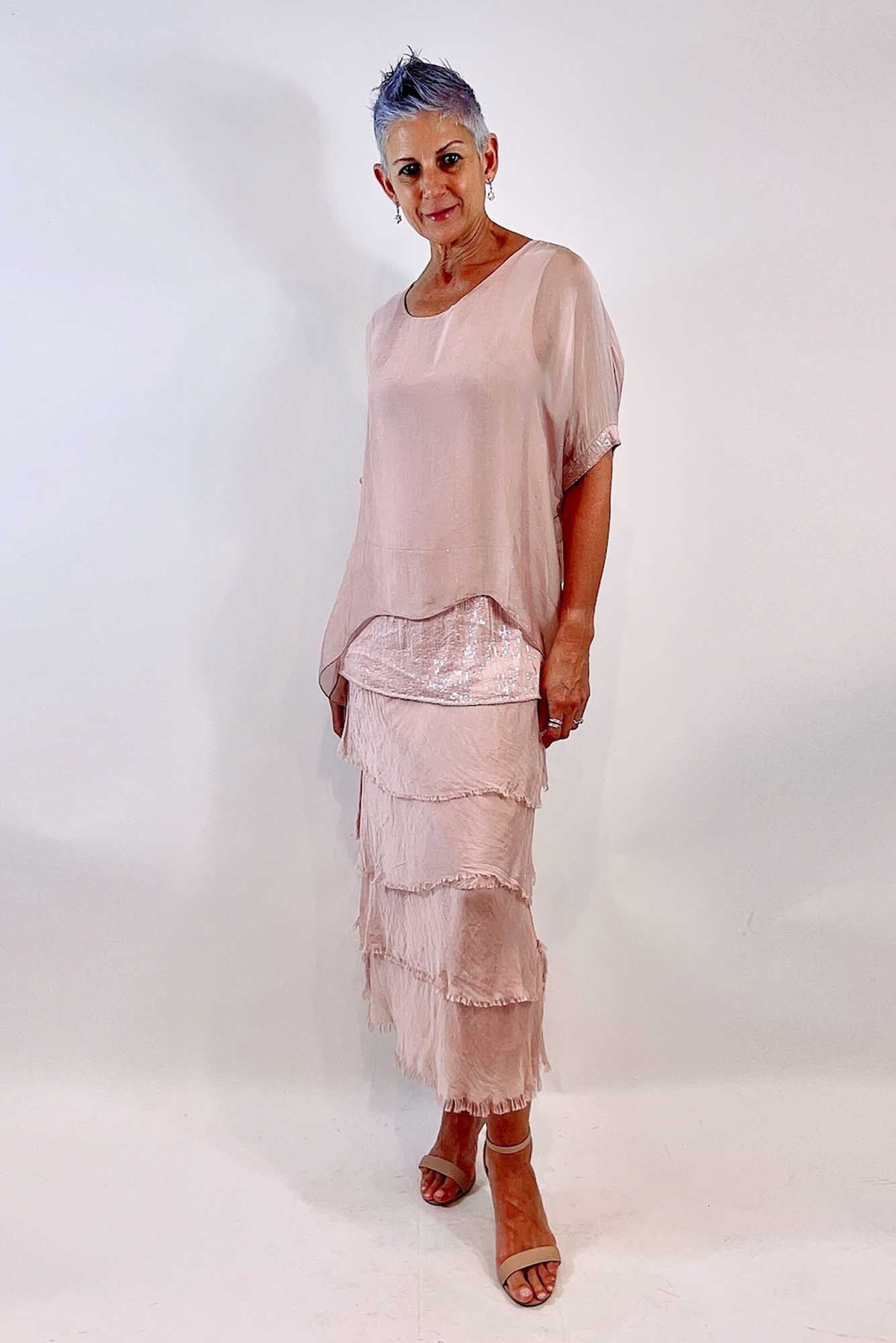 Luxurious Comfort: The Benefits and Elegance of Wearing Silk