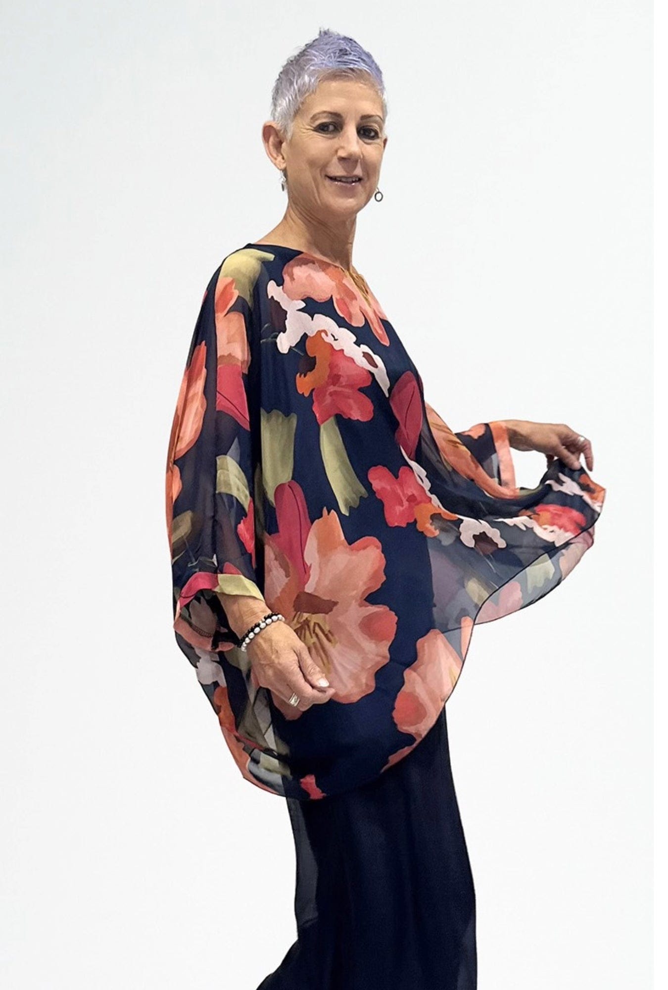 Lois & Co Silk Top Chic Navy and Coral Floral Silk Top Chic Navy and Coral Floral Silk Top