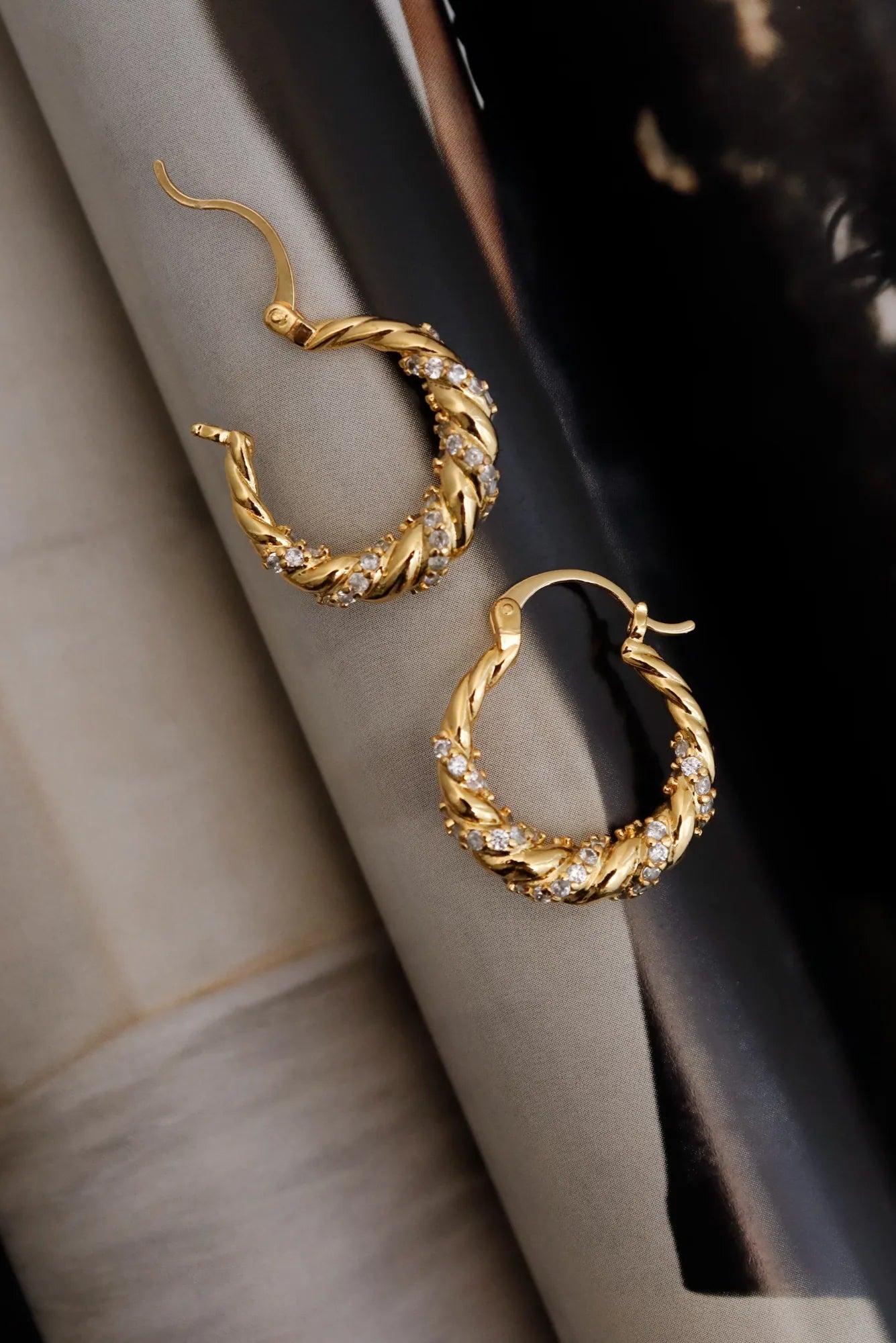 Lois & Co Earrings Hinged hoop / snap Kya - 18K Gold Plated Twist Hoop Earrings - Lustre & Sage Kya - 18K Gold Plated Twist Hoop Earrings - Lustre & Sage
