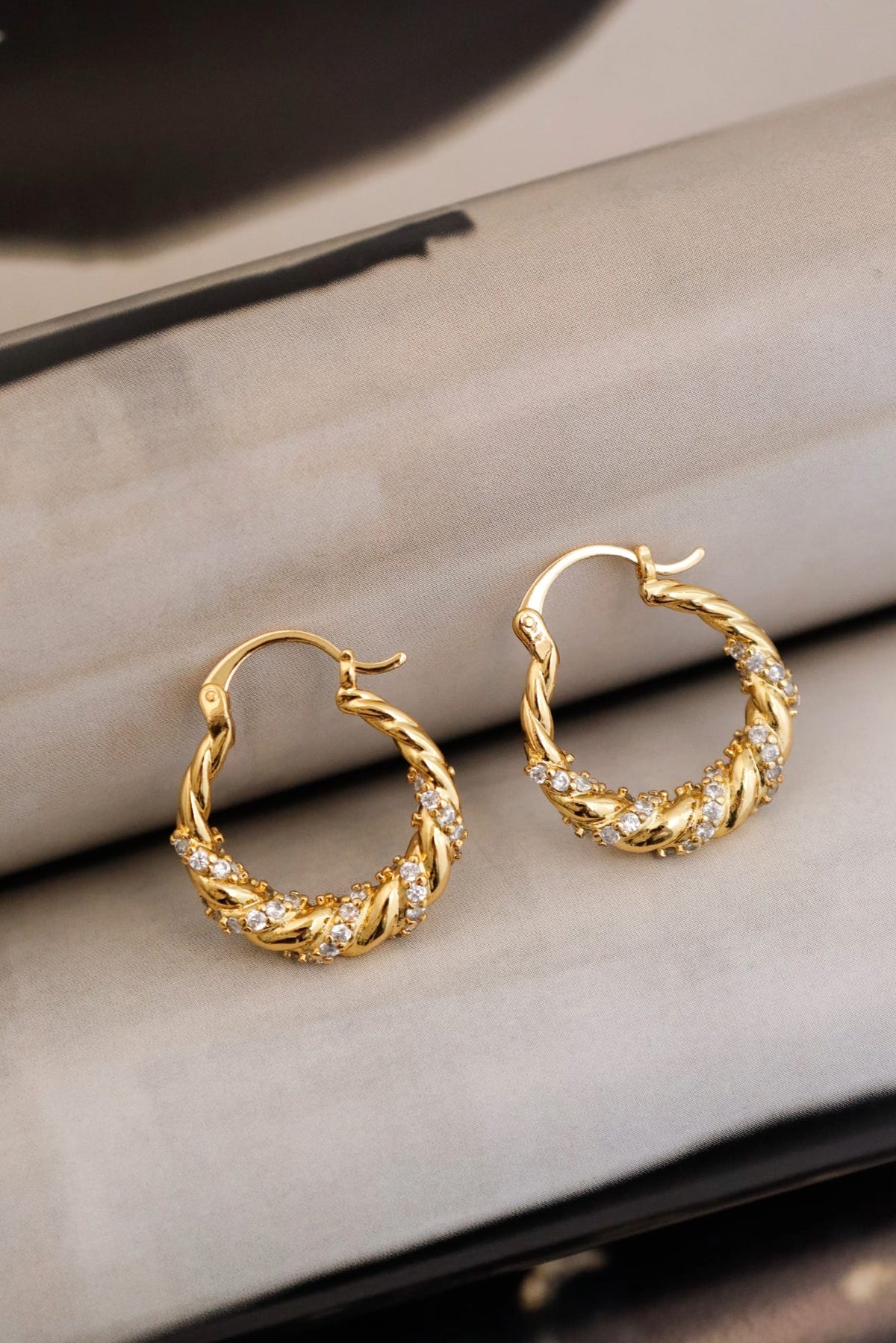 Lois &amp; Co Earrings Hinged hoop / snap Kya - 18K Gold Plated Twist Hoop Earrings - Lustre &amp; Sage Kya - 18K Gold Plated Twist Hoop Earrings - Lustre &amp; Sage