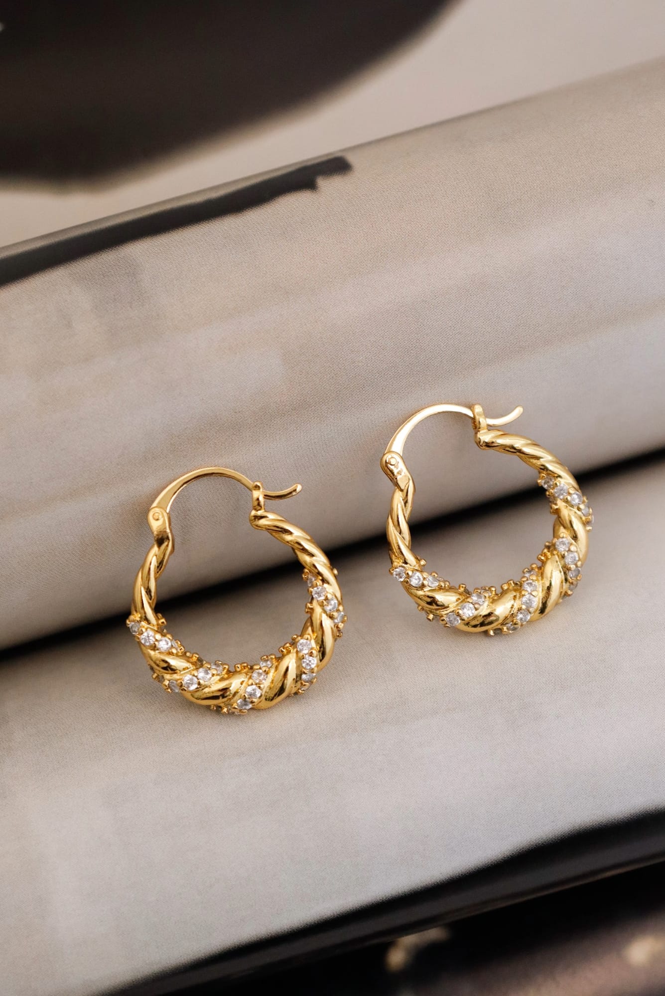 Lois & Co Earrings Hinged hoop / snap Kya - 18K Gold Plated Twist Hoop Earrings - Lustre & Sage Kya - 18K Gold Plated Twist Hoop Earrings - Lustre & Sage